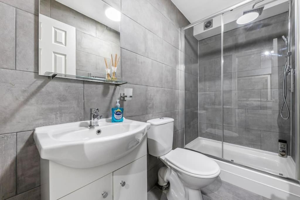 Holiday Home 2Br L 2Ba With Patio-Sleep 6 Londyn Zewnętrze zdjęcie